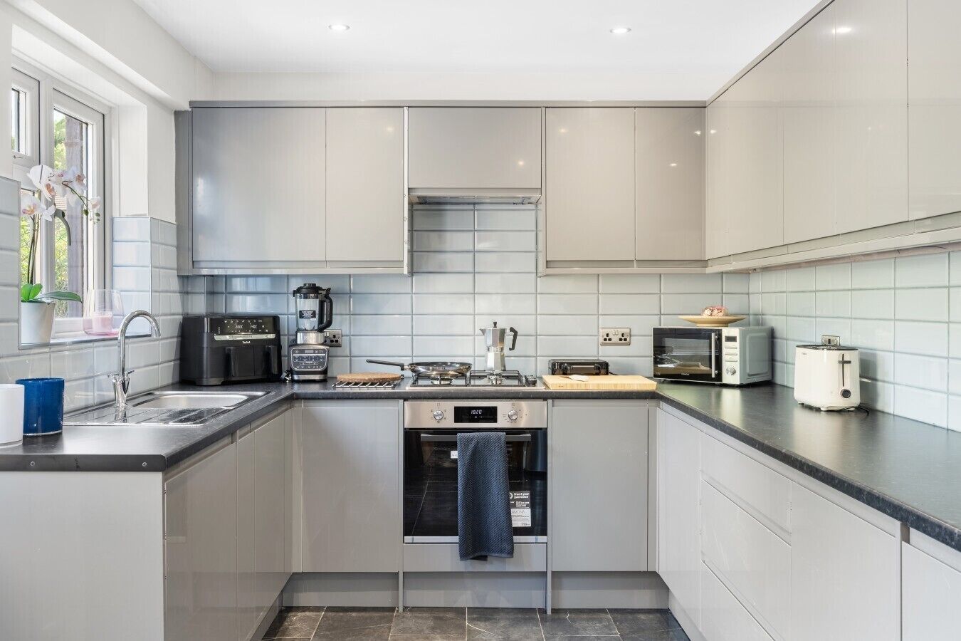 Coffee/tea maker, fridge, microwave, oven