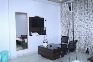 View from room - Hotel in Berinag Shri Anand (Berinag)