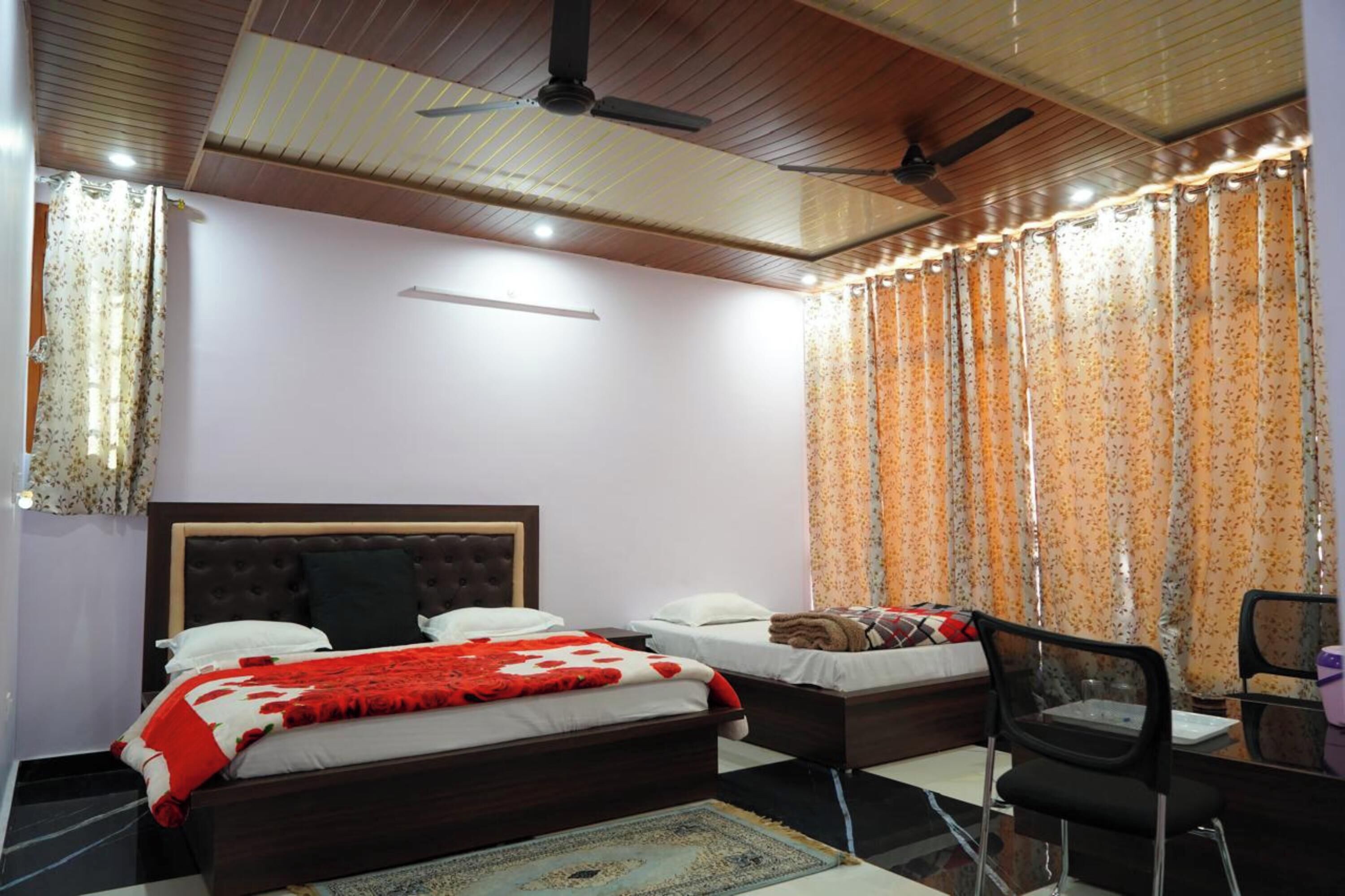 Deluxe Triple Room, City View | Desk, WiFi (free)