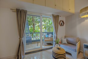 Deluxe Room | Living area - ELIVAAS Peace & Calm Room with Balcony (Morjim)