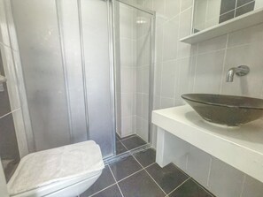 Chuveiro, secador de cabelo, toalhas de banho, sabonete