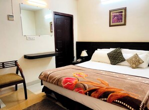Desk, free WiFi - Amarkantak Residency Hotel in MP (Amarkantak)