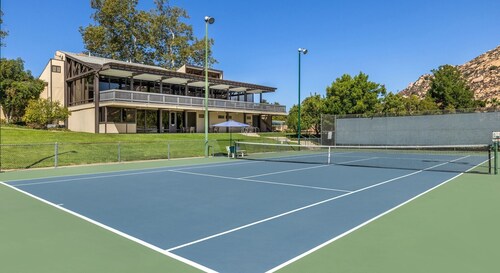 Room to Roam: 2BR Villa with Spa, Racquet Club & Pools