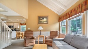 Living area - Convenient 2BR Cottage Near Dollywood & Dining (Pigeon Forge)