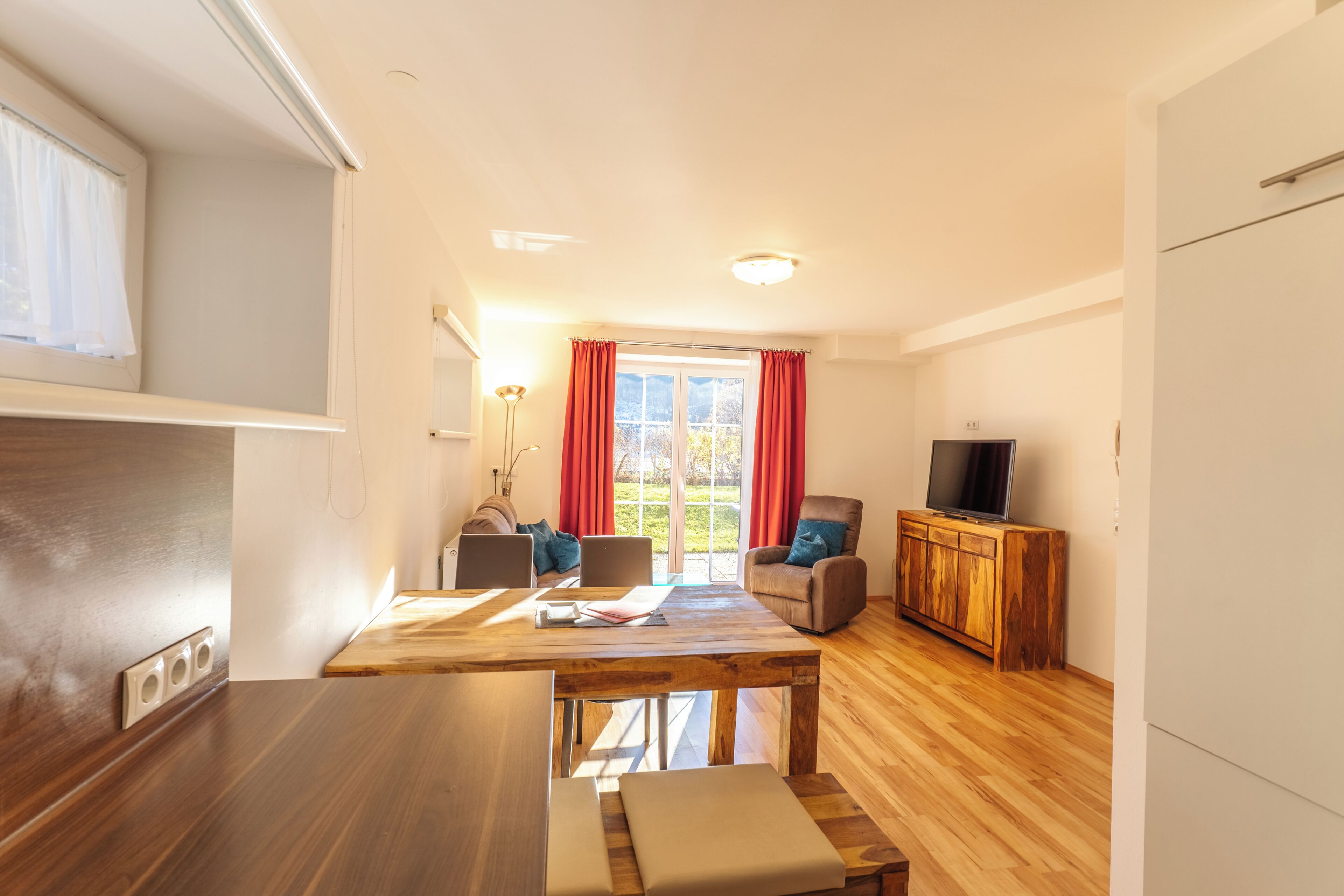 Una cocina moderna con encimera de madera y una zona de comedor con banco.