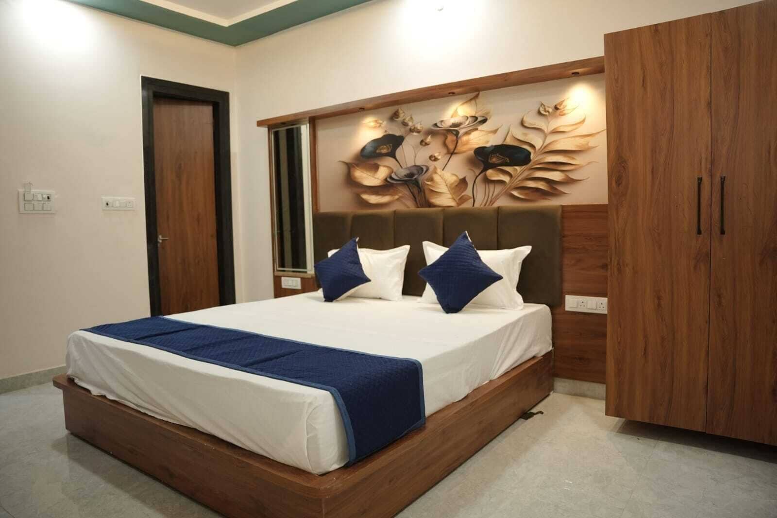 Un dormitorio con una cama, cabecera de madera y un armario.