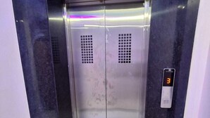An elevator with a digital display showing the number 3, a metallic finish, and a blue light strip on the wall. - Hotel Mayur Palace (Pushkar)