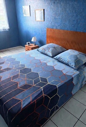 Iron/ironing board, bed sheets - One-bedroom apartment in the port of Lesconil (29), on the ground floor of a residential building (Plobannalec-Lesconil)