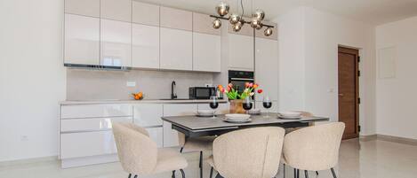 Coffee/tea maker, fridge, microwave, oven