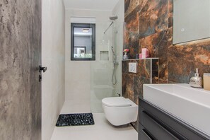 Haartrockner, Handtücher, Toilettenpapier