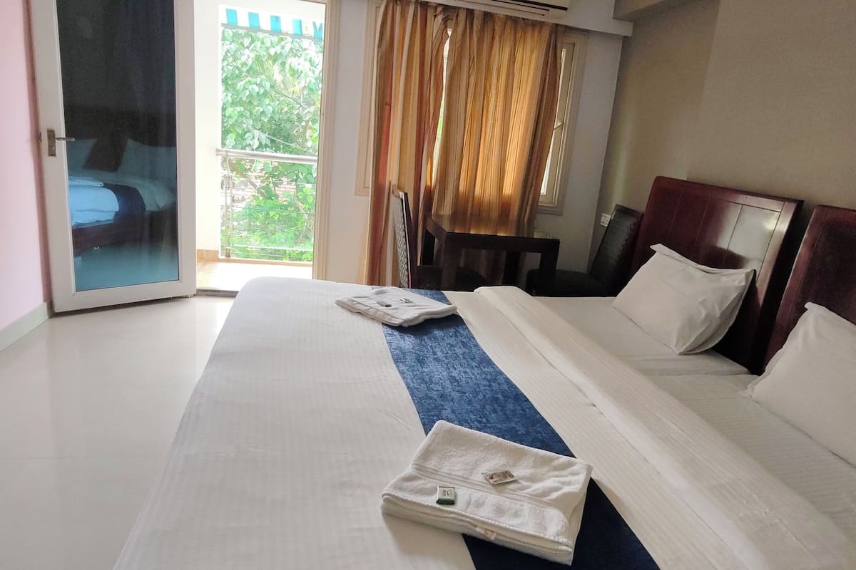 Superior Room, City View | Desk, laptop workspace