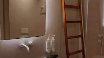 Haartrockner, Handtücher, Seife, Toilettenpapier