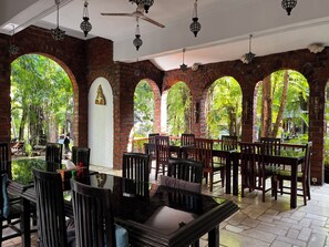 Outdoor dining - Mangga Lodge (Bulukumba)