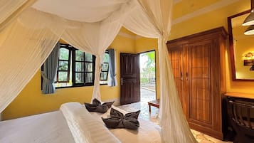 Standard Bungalow, Garden View | Desk, laptop workspace, blackout curtains