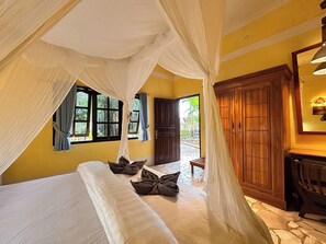 Desk, laptop workspace, blackout curtains - Mangga Lodge (Bulukumba)
