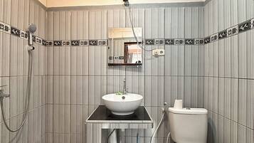 Chambre Double Supérieure, vue mer | Salle de bain | Douche, sèche-cheveux, serviettes fournies