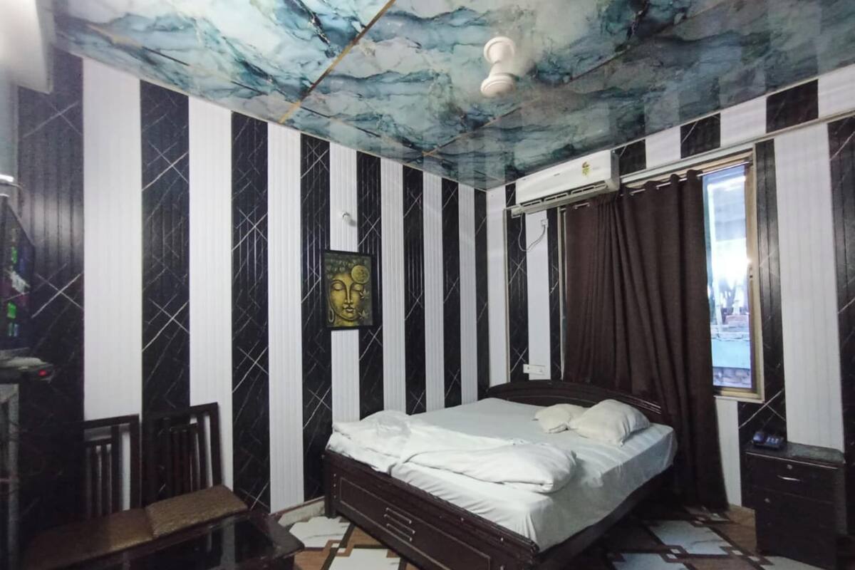 Quarto casal design, vista para a cidade | Escrivaninha, Wi-Fi de cortesia