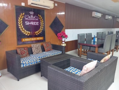 Shree International Hotel Near Dumra Rd