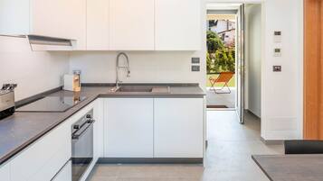 Coffee/tea maker, fridge, microwave, oven