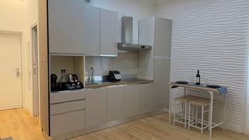 Coffee/tea maker, fridge, microwave, stovetop