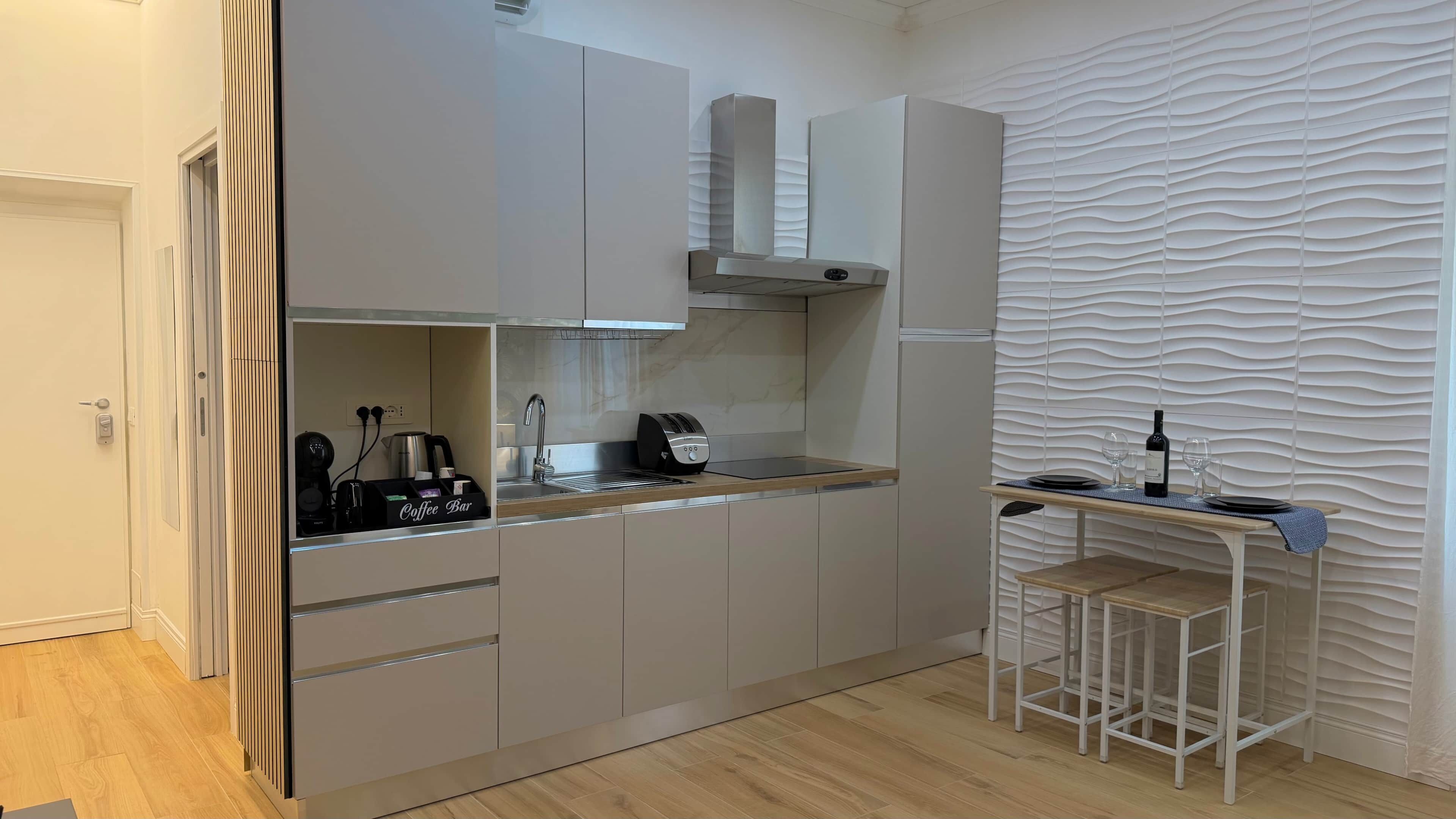 Coffee/tea maker, fridge, microwave, stovetop