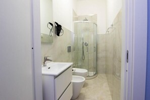Camera familiare, vista città | Bagno