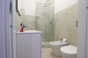 Basic Double Room, City View | Bathroom - B&B CORSO ITALIA (Pisa)