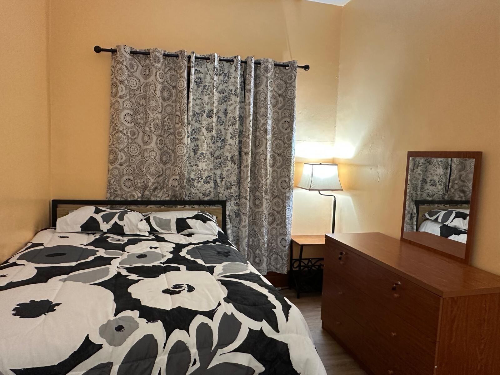 Quarto básico, vista para o jardim | Quartos à prova de som, ferros/tábuas de passar roupa, Wi-Fi de cortesia