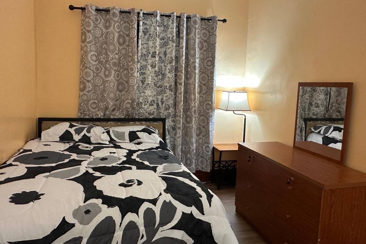 Basic Room, Garden View | Soundproofing, iron/ironing board, WiFi (free)