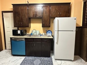 Quarto básico, vista para o jardim | Cozinha privada