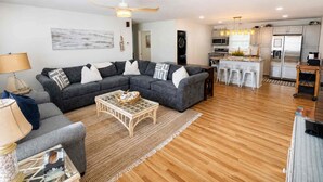 Living area -  Ocean Isle Beach House, Sleeps 11, bike or golfcart distance to the beach (Ocean Isle Beach)