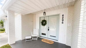 Exterior detail -  Ocean Isle Beach House, Sleeps 11, bike or golfcart distance to the beach (Ocean Isle Beach)