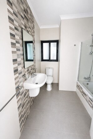 Hair dryer, towels, soap, toilet paper - Sunny 3BR Apartment with Coast View - Fl 2 (Naxxar)