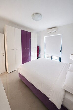 Iron/ironing board, WiFi, bed sheets - Sunny 3BR Apartment with Coast View - Fl 2 (Naxxar)