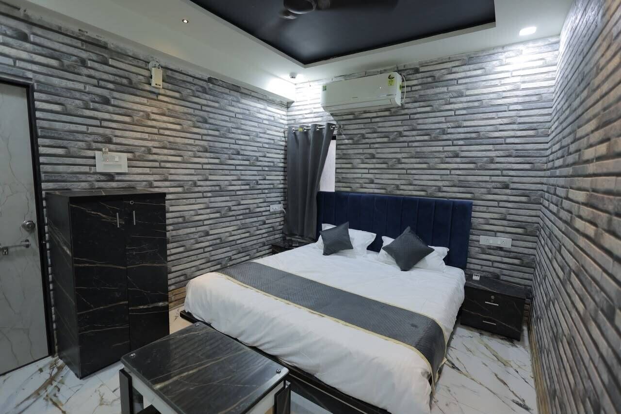Deluxe Room | Desk, WiFi (free), bed sheets