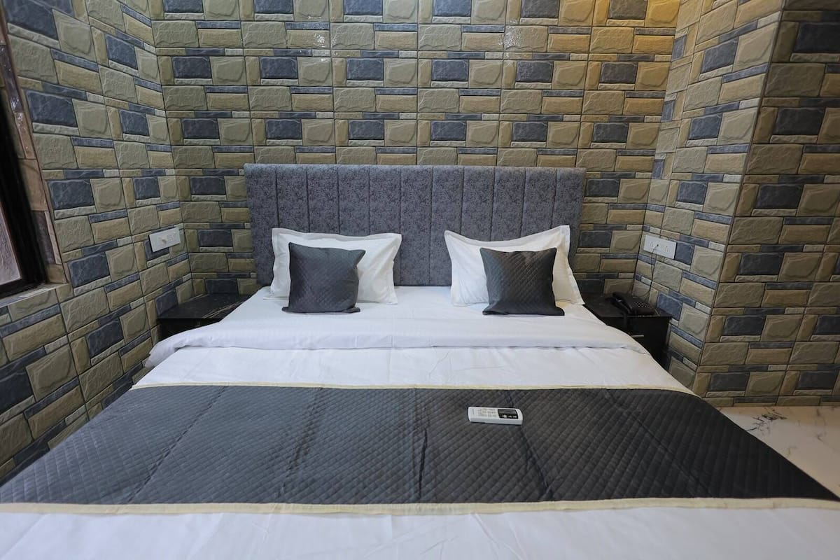 Quarto superior | Escrivaninha, Wi-Fi de cortesia, roupa de cama