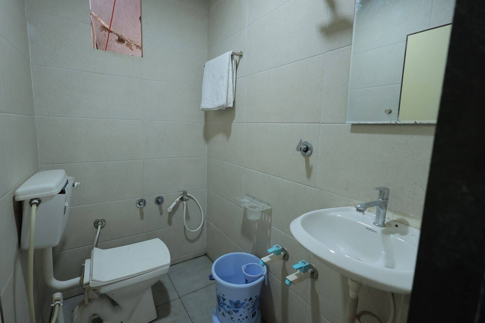 Habitación superior | Baño | Ducha, toallas, jabón y champú