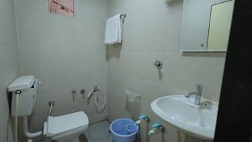 Habitación superior | Baño | Ducha, toallas, jabón y champú