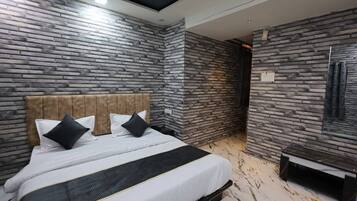 Habitación superior | Escritorio, wifi gratis, ropa de cama