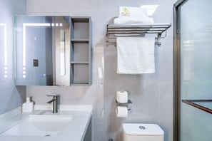 Bidet, towels, soap, toilet paper - Luxury Apartment with Skyline Views | Heated pool, Gym, Sauna and a Balcony (Nairobi)