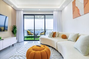 Smart TV - Luxury Apartment with Skyline Views | Heated pool, Gym, Sauna and a Balcony (Nairobi)