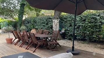 Deluxe House | Outdoor dining