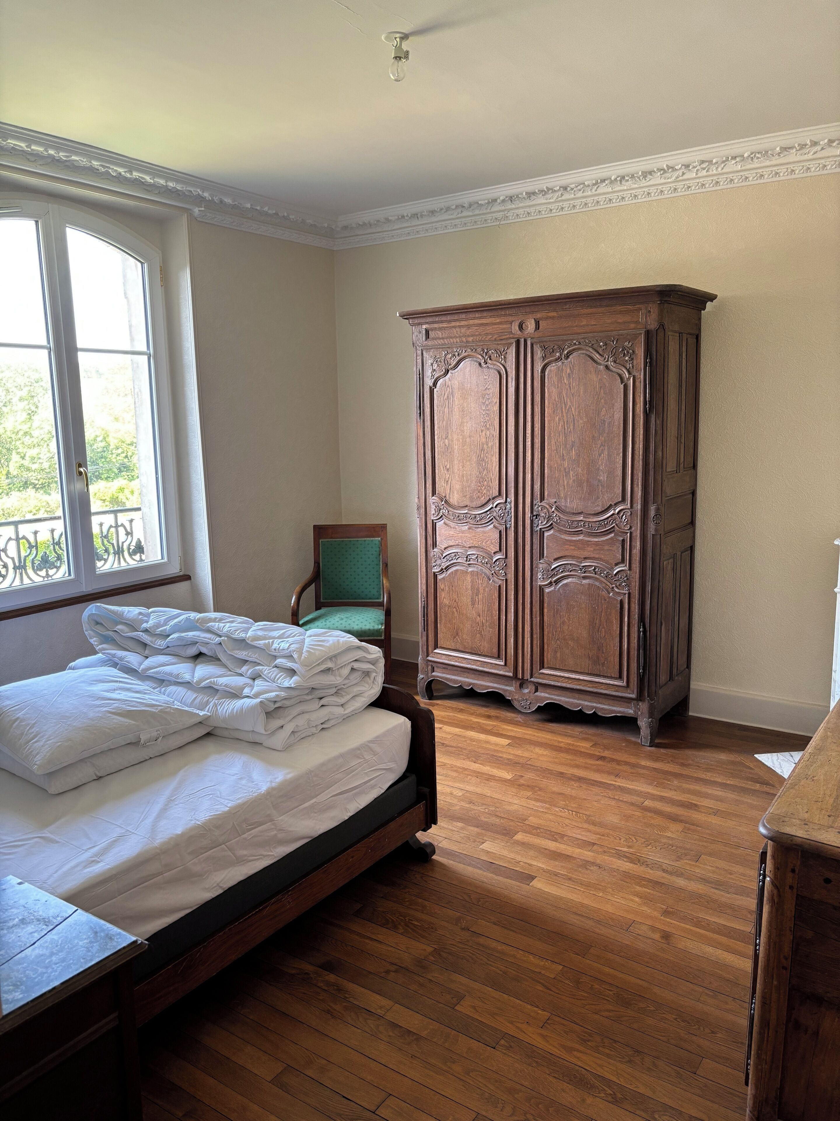 6 bedrooms, iron/ironing board, WiFi, bed sheets