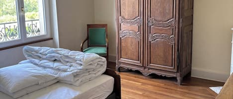 6 bedrooms, iron/ironing board, WiFi, bed sheets