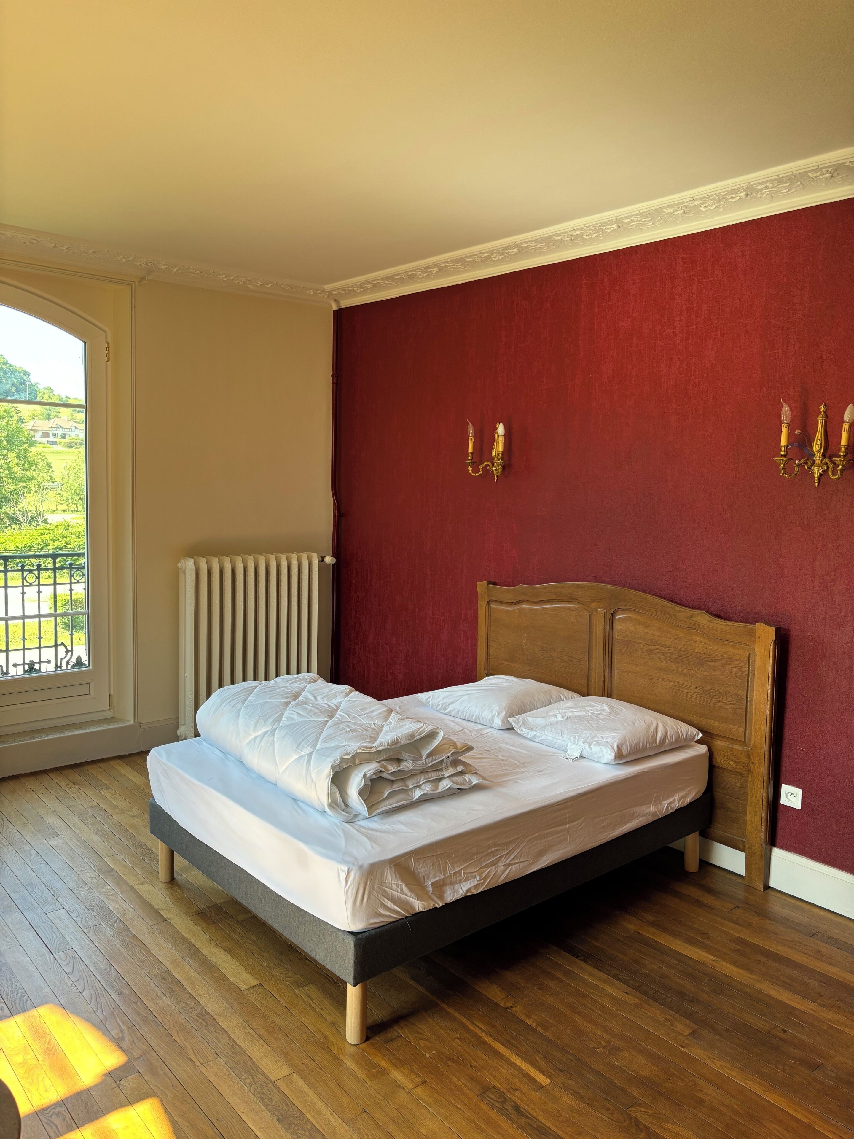 6 bedrooms, iron/ironing board, WiFi, bed sheets
