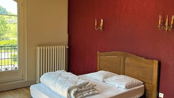 6 bedrooms, iron/ironing board, WiFi, bed sheets