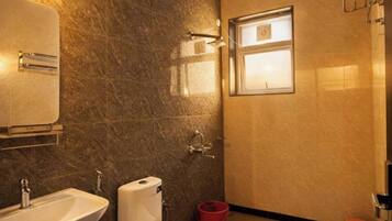 Ducha, artículos de tocador gratuitos, toallas
