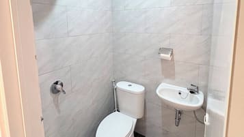 Deluxe tweepersoonskamer | Badkamer | Een douche, handdoeken, zeep, shampoo