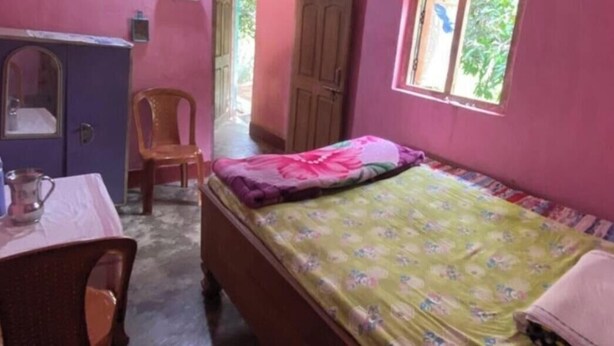 A bedroom with a bed, a chair, a table, and a wardrobe. - GaindaPhool Homestay, Chhichhli - Jashpur (Ganjenar)