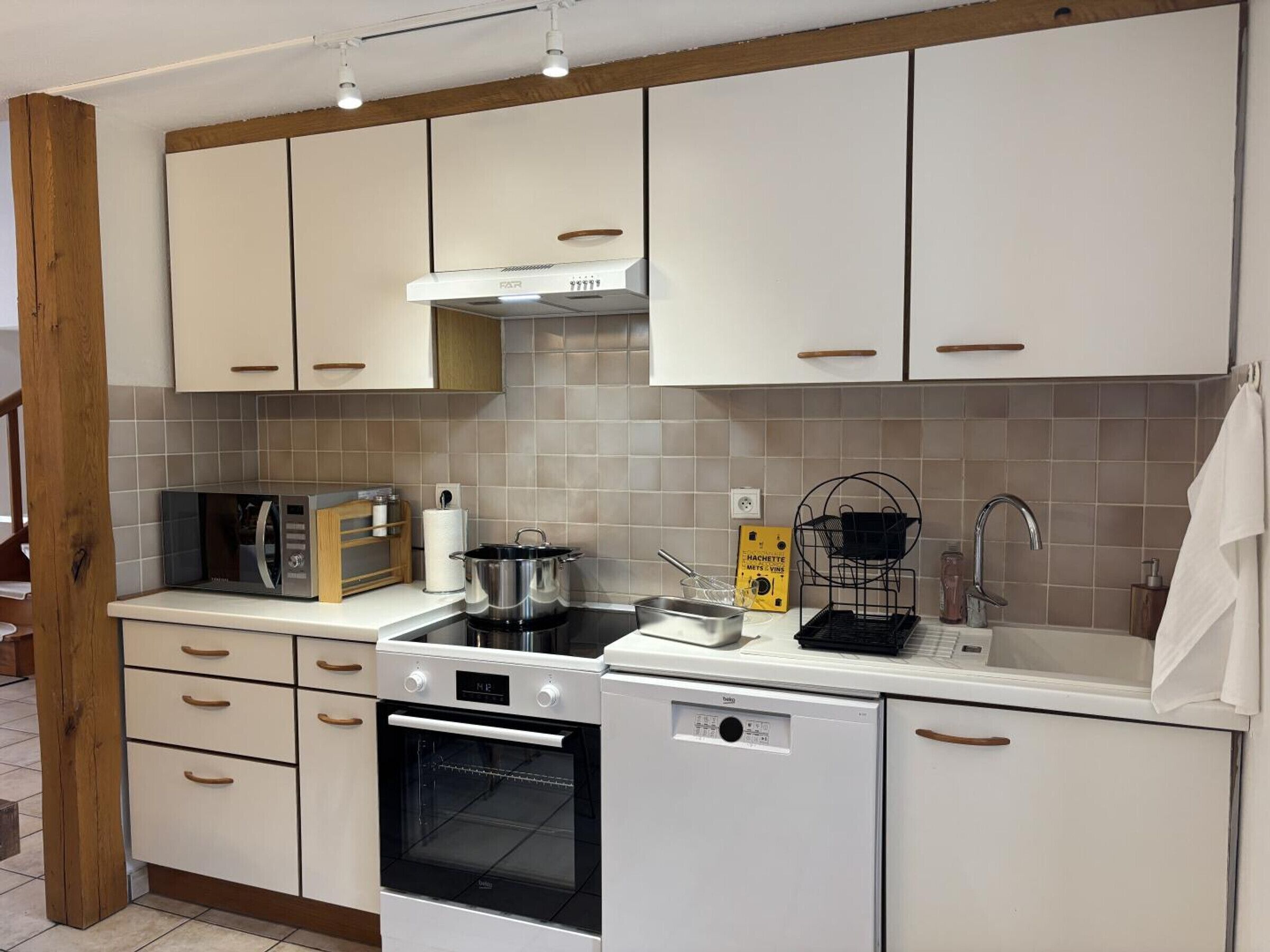 Coffee/tea maker, fridge, microwave, oven